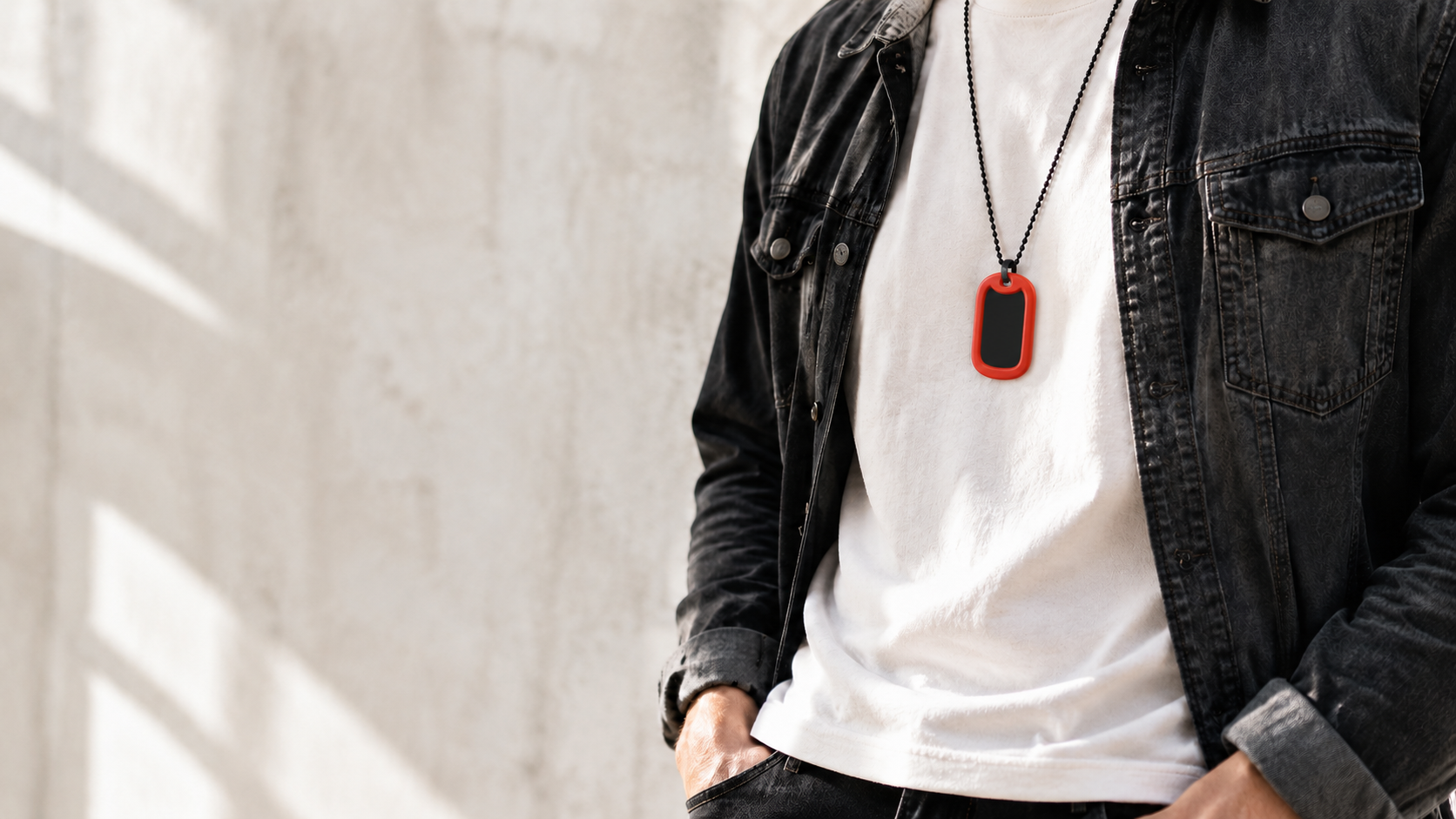 Person wearing a custom Gutentagit dog tag necklace